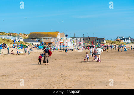 CAMBER SANDS, UK - 15 septembre 2019 : Les gens se détendre sur la plage de Camber Sands dans l'East Sussex, dans le village de Camber. Les 3 miles stretch est l'onl Banque D'Images