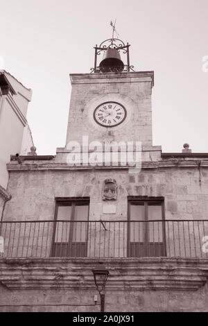 Mairie, Poza de la Sal, Burgos, Espagne en noir et blanc, Sépia Banque D'Images