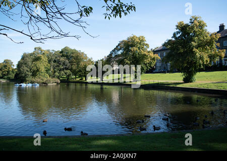 Le Pavilion Gardens - un espace extérieur oublic dans le Peak District Ville de Buxton sur une journée ensoleillée d'automne en 2019 Banque D'Images