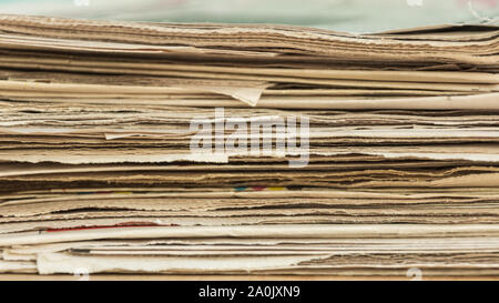 Pile de journaux sur le bureau table en bois. Copier l'espace. La conception de la maquette. Banque D'Images