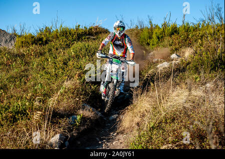 Un enduro extrême rider au sommet du Foia dans les montagnes de Monchique de l'Algarve au Portugal. Banque D'Images