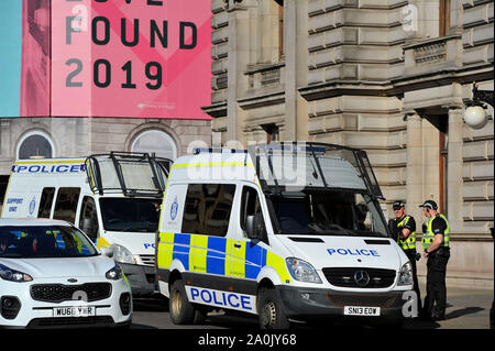 Glasgow, Royaume-Uni. 20 septembre 2019. Une des scènes de protestation prévues dans George Square cet après-midi après la grève a commencé il y a un an par 16-year-old schoolgirl Suédois nommé Greta Thunberg. Des centaines de slogans marqués à la craie jonchaient le béton de George Square avec des manifestants de tous âges et de tous horizons. Crédit : Colin Fisher/Alamy Live News Banque D'Images