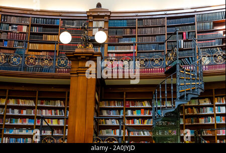 Pictor Salle de lecture dans la bibliothèque centrale de Liverpool dans la ville de Liverpool, Angleterre, Royaume-Uni Banque D'Images