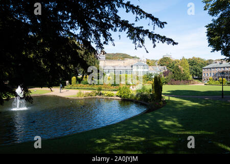 Le Pavilion Gardens - un espace extérieur oublic dans le Peak District Ville de Buxton sur une journée ensoleillée d'automne en 2019 Banque D'Images