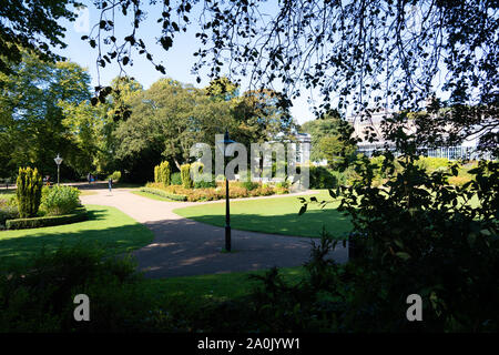 Le Pavilion Gardens - un espace extérieur oublic dans le Peak District Ville de Buxton sur une journée ensoleillée d'automne en 2019 Banque D'Images