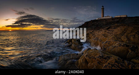 Phare sur les falaises de 38 Point de soleil colorés, Highlands, Scotland Banque D'Images