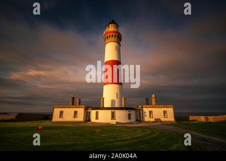 Buchanness Phare dans le coucher du soleil la lumière, Ecosse Banque D'Images