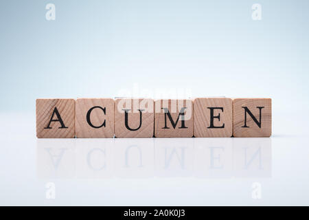 Verbe fait affaires avec des blocs en bois on Reflective 24 Banque D'Images
