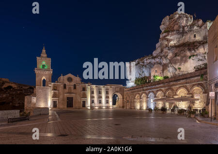 Vue de nuit à l'église de San Pietro le dodici lune et sur le sommet de la colline de l'église Sainte Marie de Idris Banque D'Images