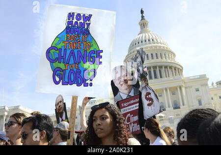 Washington DC, USA. Sep 20, 2019. Les manifestants se rassemblent devant le Capitole comme ils mars dans le cadre de la grève du climat mondial pour encourager le soutien pour le réchauffement et le changement climatique, à Washington, DC, le vendredi, 20 Septembre, 2019. Une affiche illustre PDG d'ExxonMobil Darren Woods comme un "climat bandit'. Credit : UPI/Alamy Live News Banque D'Images