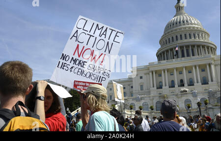 Washington DC, USA. Sep 20, 2019. Les manifestants se rassemblent devant le Capitole comme ils mars dans le cadre de la grève du climat mondial pour encourager le soutien pour le réchauffement et le changement climatique, à Washington, DC, le vendredi, 20 Septembre, 2019. Credit : UPI/Alamy Live News Banque D'Images