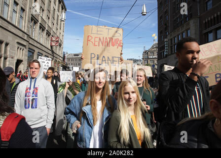 Les élèves de l'école et les manifestants se rassemblent pendant une grève climatique manifestation le 20 septembre 2019 à Amsterdam, Pays-Bas. Les étudiants et les partisans jo Banque D'Images