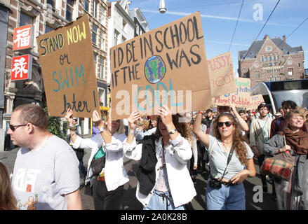 Les élèves de l'école et les manifestants se rassemblent pendant une grève climatique manifestation le 20 septembre 2019 à Amsterdam, Pays-Bas. Les étudiants et les partisans jo Banque D'Images