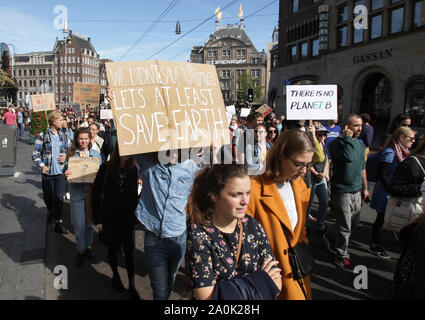 Les élèves de l'école et les manifestants se rassemblent pendant une grève climatique manifestation le 20 septembre 2019 à Amsterdam, Pays-Bas. Les étudiants et les partisans jo Banque D'Images