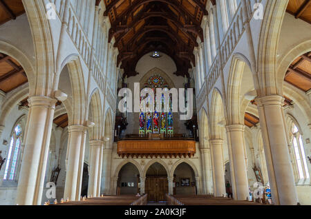 Bendigo, Victoria, Australie - 27 février 2017. Vue de l'intérieur de la Cathédrale du Sacré-Cœur à Bendigo, Victoria, vers l'orgue et vitraux win Banque D'Images