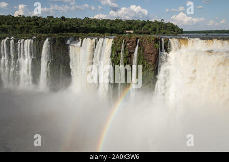 Vue paysage d'un arc-en-ciel au-dessus de la gorge du diable (Garganta del Diablo) chutes d'Iguazu à cascade, Argentine sur une journée ensoleillée Banque D'Images