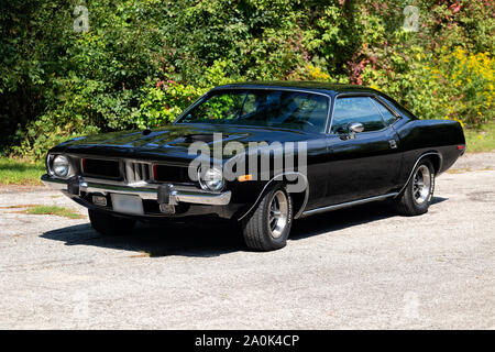 1973 Plymouth Barracuda sur la chaussée Banque D'Images