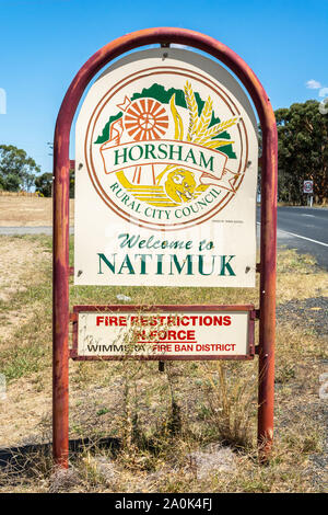 Natimuk, Victoria, Australie - 2 mars, 2017. Panneau de bienvenue à l'entrée d'Natimuk, VIC. Banque D'Images