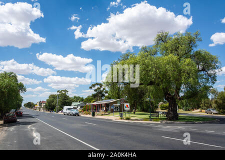 Natimuk, Victoria, Australie - 2 mars, 2017. Rue principale de Natimuk, VIC, avec la végétation, les bâtiments et les voitures. Banque D'Images