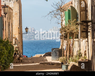 Gorée, Sénégal- 2 février 2019 : vie quotidienne, route de sable sur l'île de Gorée et de la ville de Dakar Gorée. Dakar, Sénégal. L'Afrique. Banque D'Images