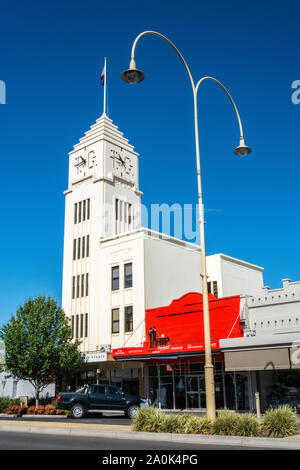 Horsham, Victoria, Australie - le 4 mars 2017. Vue extérieure du bâtiment historique de T&G à Horsham, VIC, avec voiture et propriétés commerciales. Banque D'Images