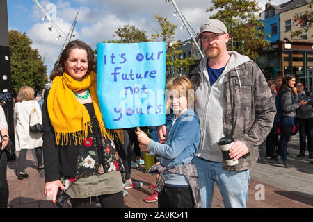 La ville de Cork, Cork, Irlande. 20 Septembre, 2019. Rachel O'Sullivan, Cormac O'Sullivan Devonshire et Tom Devenshire qui ont pris part à la 20ème Grève du climat mondial qui a eu lieu dans la ville de Cork, Irlande. Crédit : David Creedon/Alamy Live News Banque D'Images