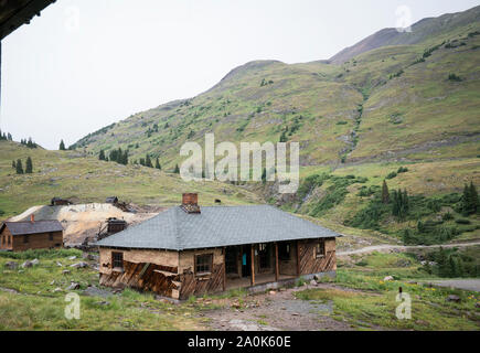 Ancienne maison d'embarquement de la ville fantôme construite en 1873 située à 19 km de Silverton sur l'étroite route de la boucle alpine, à plus de 11 000 pieds d'altitude Banque D'Images