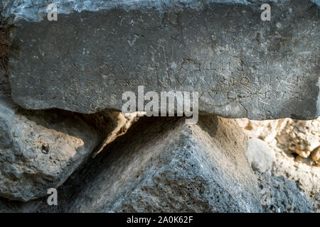 Texte grec sculptés sur les pierres des ruines de Phaselis, antient ville grecque sur la côte Antalia, Turquie Banque D'Images
