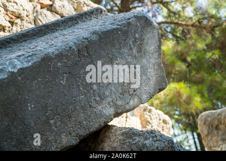 Texte grec sculptés sur les pierres des ruines de Phaselis, antient ville grecque sur la côte Antalia, Turquie Banque D'Images