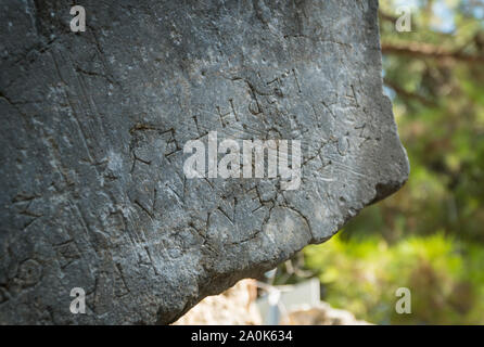 Texte grec sculptés sur les pierres des ruines de Phaselis, antient ville grecque sur la côte Antalia, Turquie Banque D'Images