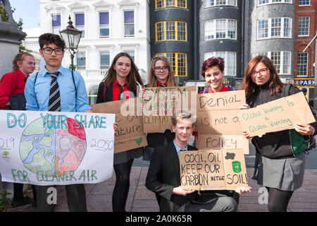 La ville de Cork, Cork, Irlande. 20 Septembre, 2019. Linzel Subires Adam, Marie, Clodagh Perrott, Aiyana Helder, Georgie Walsh et Luka Oiseau de Bandon Grammer School qui ont pris part à la 20ème Grève du climat mondial qui a eu lieu dans la ville de Cork, Irlande. Crédit : David Creedon/Alamy Live News Banque D'Images