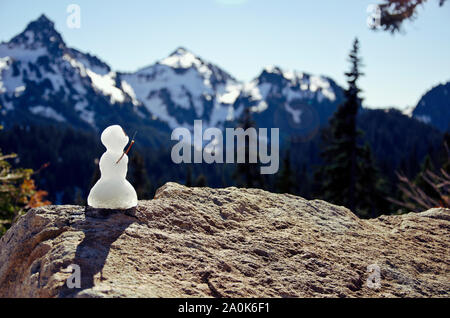 Petit bonhomme de neige fondante forme début de printemps sur le Mont Rainier. Banque D'Images