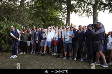 Wentworth Golf Club, Virginia Water, UK. 20 septembre 2019. Rory McIlroy de l'Irlande du Nord joue à la 18e vert pendant 2 jours à la BMW PGA Championship. Usage éditorial uniquement. Crédit : Paul Terry/Alamy. Banque D'Images