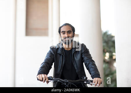 Jeune homme cycliste dans la ville Banque D'Images