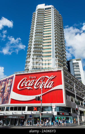 Sydney, Australie - 10 mars 2017. Le Billboard Coca-Cola à Kings Cross, Sydney, avec des propriétés commerciales et des personnes, dans la journée. Banque D'Images