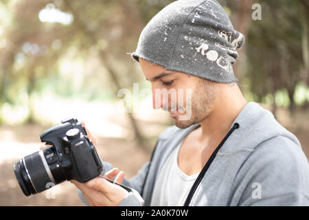 L'homme travaille comme photographe photos de tournage et montage vidéo Banque D'Images