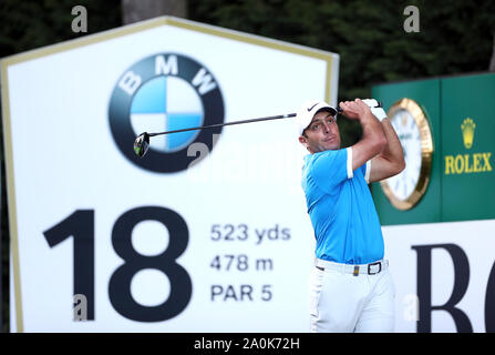 L'Italie Francesco Molinari tees au large de la 18e au cours de la deuxième journée de la BMW PGA Championship à Wentworth Golf Club, Surrey. Banque D'Images