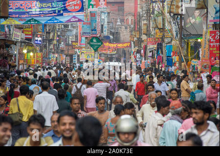 Ovecrowded street dans le centre-ville de Varanasi Banque D'Images