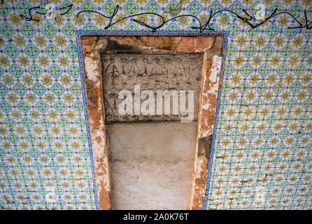 Détail de carrelage portugais à un mur de maison abandonnée à Sao Luis Banque D'Images