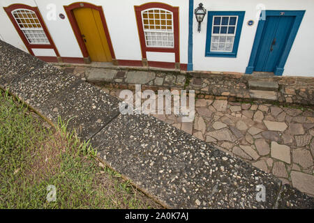 Maisons colorées de Tiradentes, ville coloniale de Minas Gerais, Brésil Banque D'Images