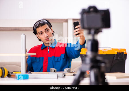 Le jeune entrepreneur de l'enregistrement vidéo pour son blog Banque D'Images