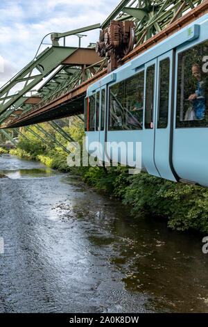 L'étonnant monorail suspendu de Wuppertal Schwebebahn appelé le, près de Dusseldorf en Allemagne de l'Ouest. Tous les trains sont maintenant cette couleur bleu pâle. Banque D'Images