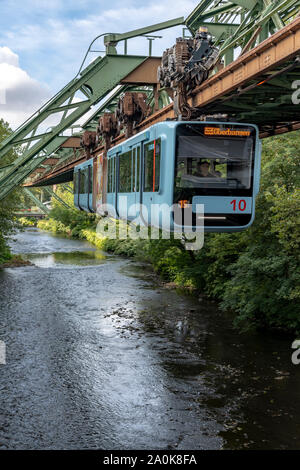 L'étonnant monorail suspendu de Wuppertal Schwebebahn appelé le, près de Dusseldorf en Allemagne de l'Ouest. Tous les trains sont maintenant cette couleur bleu pâle. Banque D'Images