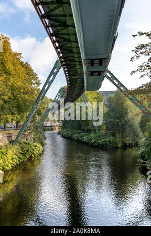 L'étonnant monorail suspendu de Wuppertal Schwebebahn appelé le, près de Dusseldorf en Allemagne de l'Ouest. Tous les trains sont maintenant cette couleur bleu pâle. Banque D'Images