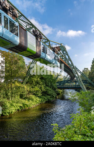 L'étonnant monorail suspendu de Wuppertal Schwebebahn appelé le, près de Dusseldorf en Allemagne de l'Ouest. Tous les trains sont maintenant cette couleur bleu pâle. Banque D'Images