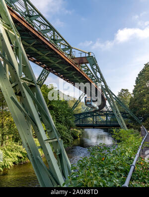 L'étonnant monorail suspendu de Wuppertal Schwebebahn appelé le, près de Dusseldorf en Allemagne de l'Ouest. Tous les trains sont maintenant cette couleur bleu pâle. Banque D'Images