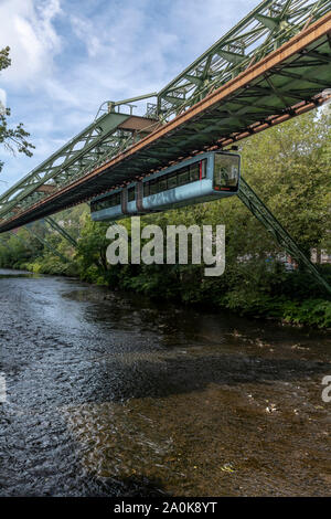 L'étonnant monorail suspendu de Wuppertal Schwebebahn appelé le, près de Dusseldorf en Allemagne de l'Ouest. Tous les trains sont maintenant cette couleur bleu pâle. Banque D'Images