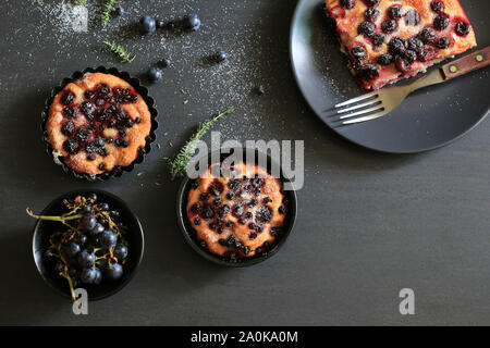 Concept de cuisine italienne. Chiacciata "all'uva' toscane typique focaccia, doux avec la pâte de pain, l'huile d'olive, de sucre et de raisins noirs. Vue d'en haut Banque D'Images