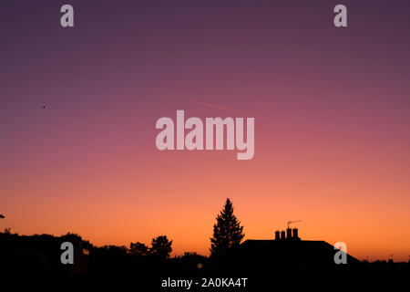 Wimbledon, Londres, Royaume-Uni. 20 septembre 2019. De couleur pourpre skyglow après le coucher du soleil du bleu profond à l'orange au-dessus de toits en silhouette, la couleur pourpre la suite de l'émission de fines particules volcaniques dans la stratosphère d'Ulawan volcan, Guinée, et Raikoke dans les îles Kouriles, au nord-ouest de l'océan Pacifique. Credit : Malcolm Park/Alamy Live News. Banque D'Images