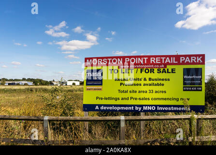 Signe d'un nouveau développement sur un champ vert à la périphérie de King's Lynn, Norfolk. Banque D'Images